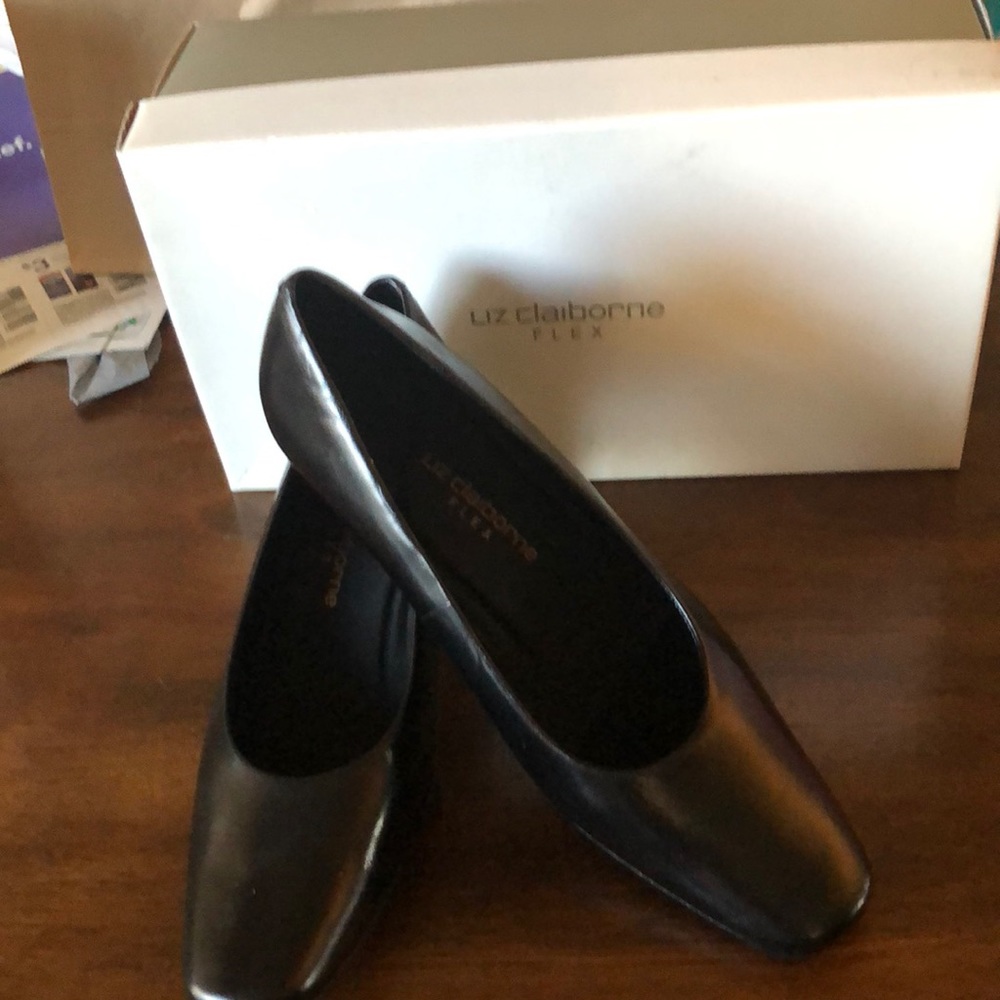 Classic Liz Claiborne flex kidskin  leather pumps. Heel height 2 1/4 inches.
